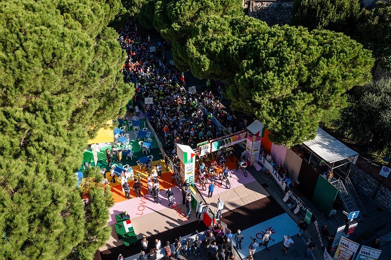 La Dario Acquaroli colora Iseo ed esalta i percorsi MTB della Franciacorta