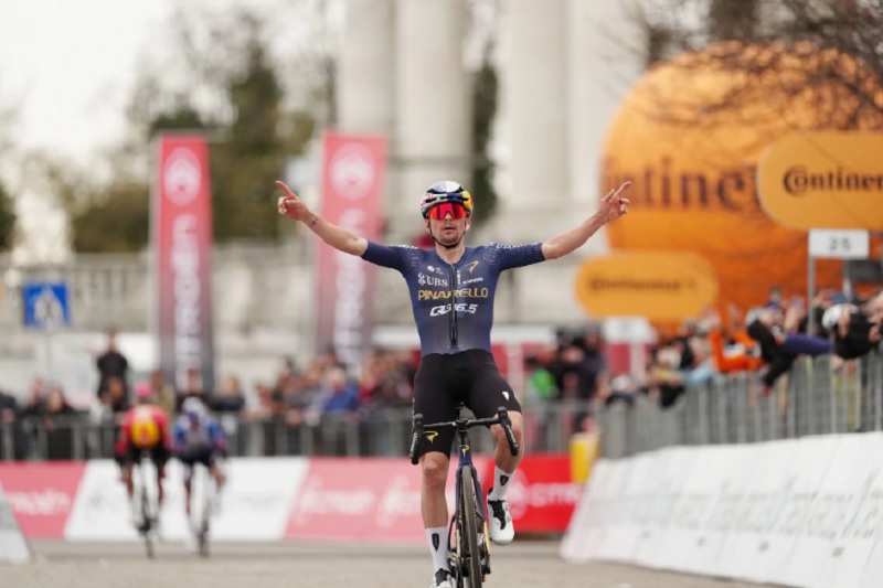 Il sigillo di Tom Pidcock sulla Milano Torino