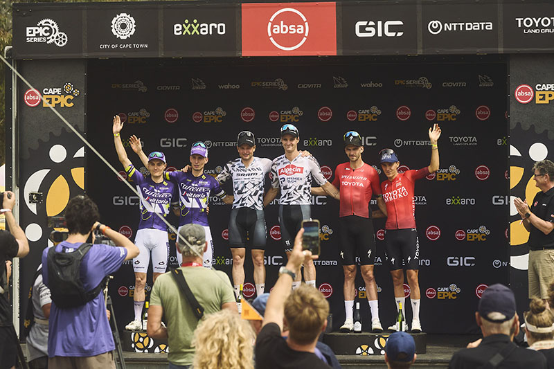 Cape Epic #2: aumentano i km, non cambia la trama. Vittoria in volata per Gaze e Schwarzbauer