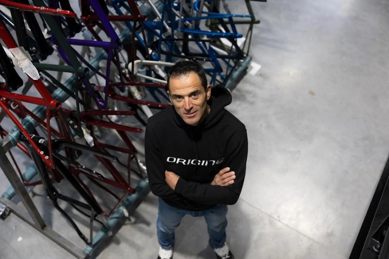 Absalon firma con Origine