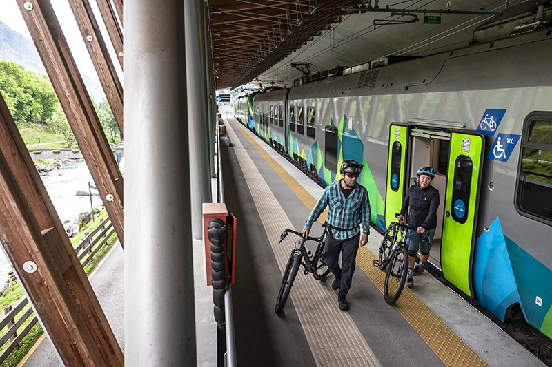 Scendi dal treno e sei al Mondiale: in Val di Sole il campo gara comincia in stazione