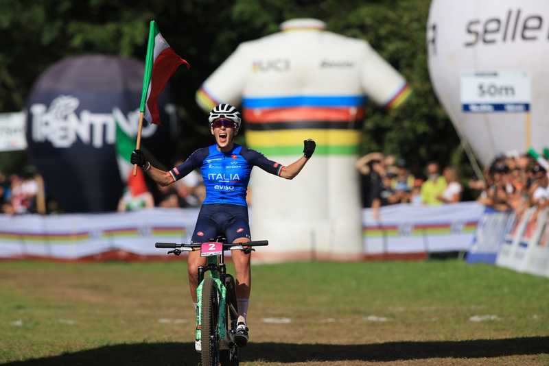 Ancora Italia ai Mondiali MTB: in Val di Sole splende l’iride di Valentina Corvi