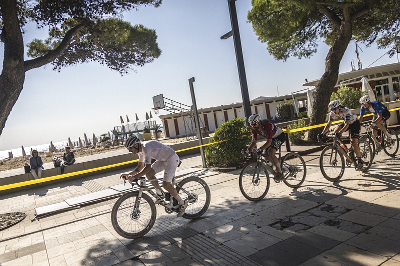 Sandy Wheels 2026 porta a Lignano Sabbiadoro due giorni da vivere in bicicletta
